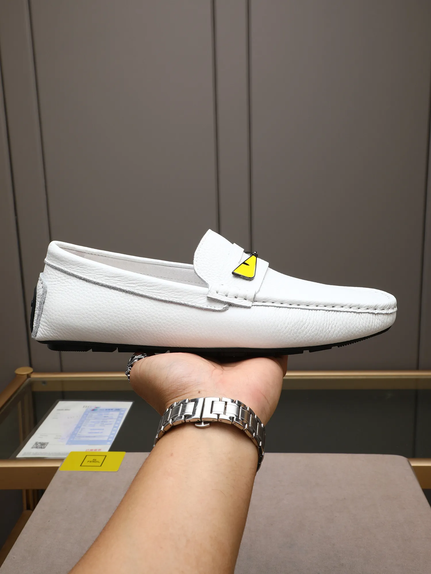Men's shoes 💰400💰[FENDI] The little monster of Fendi F family, which is popular all over the world, is coming in a big way, the latest color, driving slip-on loafers, avant-garde and versatile fashion men's shoes, bun shoes, bean shoes👌👌👌 Private mold opening, 1:1 reproduction... The upper is made of first-layer cowhide, and the first-layer pigskin lining... is extremely comfortable, fashionable, simple, atmospheric and personalized [color] The side of the shoe is more refined, and the overall effect is handsome [ Turn in a circle][Turn in a circle]💭This hardware monster with eyes is not the popular version on the market🚳🚳Compared with the old model, it is more trendy, eye-catching and more classy🔰This summer, the little monster will subvert the old ideas and share the fashion with you🔱A must-have for fashionistas! Must keep it for yourself! Online outsole, high-end quality workmanship. Color: black, blue, white, red. Matching code: 38-44 (45 46 47 customized) (standard leather shoe size)